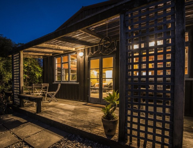 Corru-Gate-Nelson-Mapua-holiday-accommodation-outside-night11